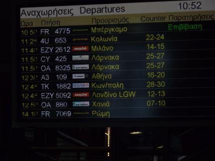 Anzeigetafel am Flughafen Thessaloniki